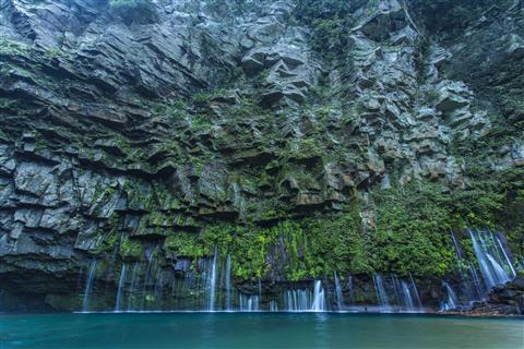 絹のような繊細な滝とｴﾒﾗﾙﾄﾞｸﾞﾘｰﾝの滝壺が神秘的な雄川の滝